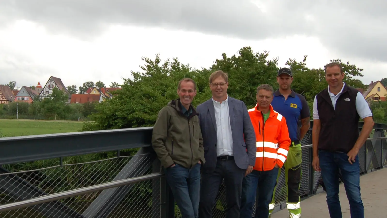 Freuten sich über den planmäßigen Abschluss des Brückenneubaus (von links): Oberbürgermeister Dr. Christoph Hammer, Ralf Buchinger von der Firma Ernst Hähnlein, Planer Konrad Diethei, Johannes Gaugler (Baufirma) und Martin Hemm vom Stadtbauamt. (Foto: Markus Weinzierl)