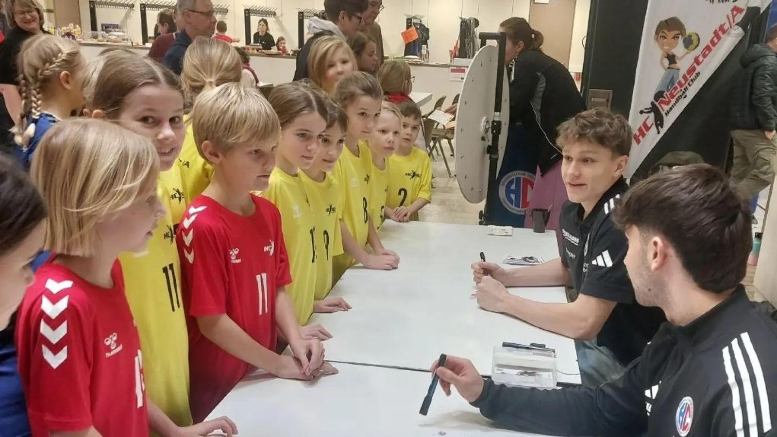 Viel Andrang gab es rund um den Autogrammtisch der Erlanger Profis. (Foto: Sandra Buchwald)