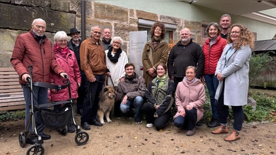 Um die neue Tafel mit bedeutsamen Daten haben sich Vertreterinnen und Vertreter des Vereins Stadtfreunde, des ursprünglichen Initiatoren-Teams, der Stadt Ansbach und des Handwerks versammelt.  (Foto: Lara Hausleitner)