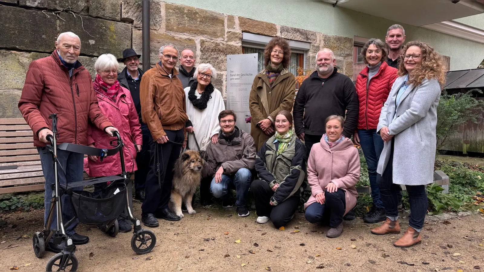 Um die neue Tafel mit bedeutsamen Daten haben sich Vertreterinnen und Vertreter des Vereins Stadtfreunde, des ursprünglichen Initiatoren-Teams, der Stadt Ansbach und des Handwerks versammelt.  (Foto: Lara Hausleitner)