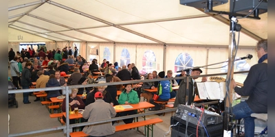 Im Festzelt ist für Speis und Trank sowie musikalische Unterhaltung gesorgt. (Foto: Klemens Hoppe)