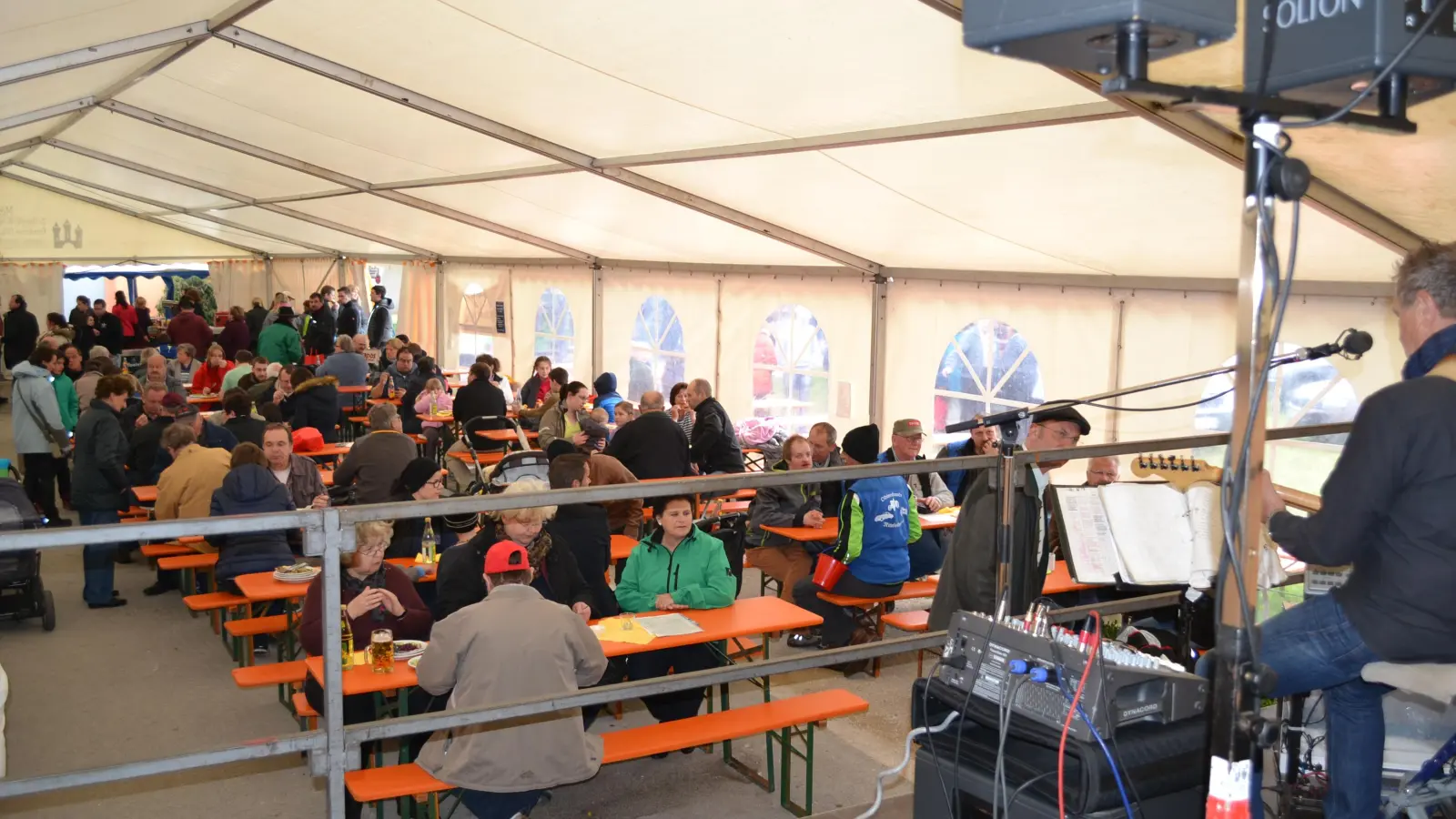Im Festzelt ist für Speis und Trank sowie musikalische Unterhaltung gesorgt. (Foto: Klemens Hoppe)