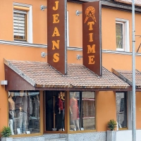 Bei Jeans Time in der Bahnhofstraße 8 in Neustadt an der Aisch dreht sich alles um die perfekte Jeans. Überzeugen Sie sich selbst! (Foto: Gudrun Schwarz-Köhler)