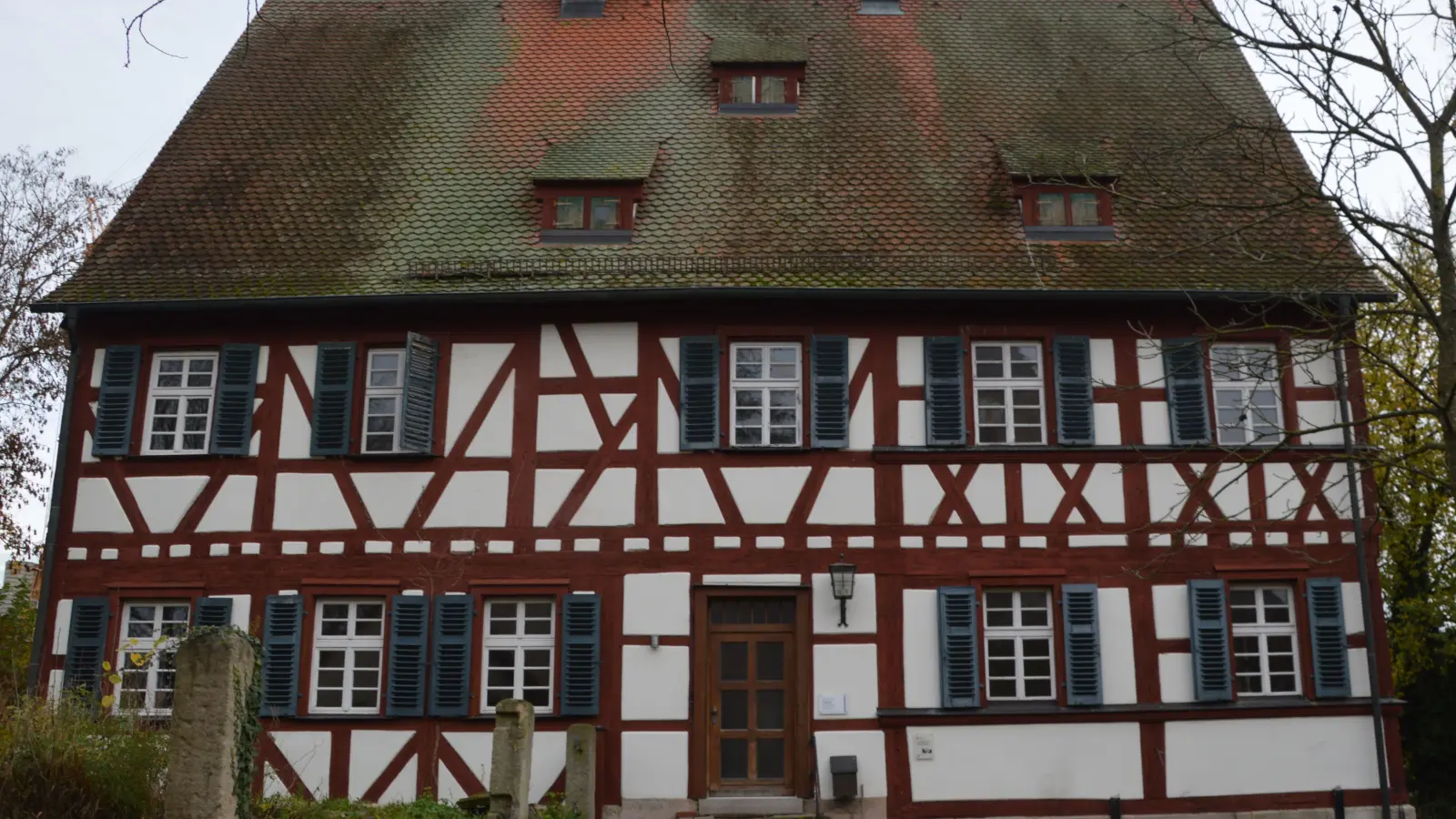 Dass das Gutenstettener Pfarrhaus es wert ist, erhalten zu werden, stand außer Frage. Allerdings fanden viele, dass über das Zustandekommen des Beschlusses für einen hohen Zuschuss aus Münchsteinach noch einmal diskutiert werden muss. (Foto: Johannes Zimmermann)