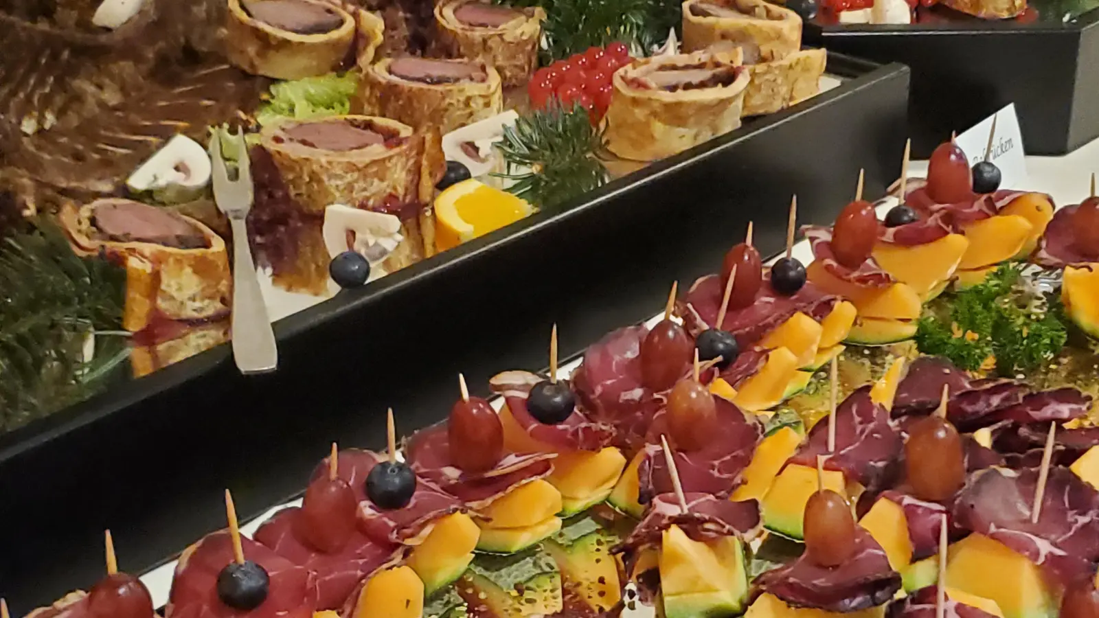 Das Vorspeisenbuffet bei der Eröffnung der „Wildbretwochen” war eine Augenweide. Die Aktion des Kreistourismus&#39; mit den Jagdvereinen und der Gastronomie läuft noch bis zum 1. Dezember. (Foto: Ulli Ganter)