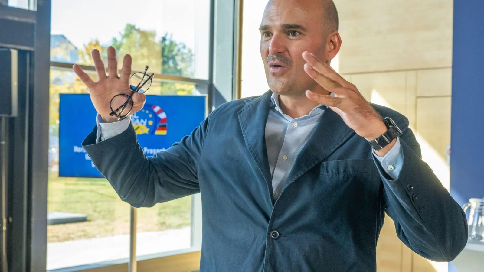 Fürst Albert von Thurn und Taxis nimmt an der Pressekonferenz vor dem Auftakt der Rallye-WM teil. (Foto: Armin Weigel/dpa)