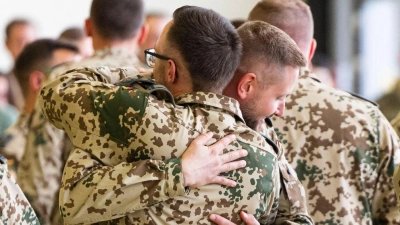 Soldaten umarmen sich nach ihrer Rückkehr aus dem Irak. (Foto: Michael Matthey/dpa)
