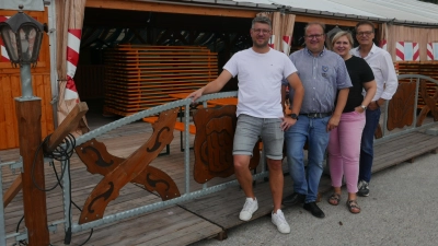 Die letzten Vorbereitungen laufen: Vor dem Festzelt auf dem Schießwasen zeigen sich (von links): Marktmeister Steffen Ehrmann, Festwirt Christian Papert, Geschäftsführerin Désirée Papert und Hauptamtsleiter Thomas Staufinger.  (Foto: Roman Kocholl)