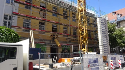 Am Montgelasplatz wird fleißig gewerkelt: Der Umbau zum Kaspar-Hauser-Zentrum für heilende Pädagogik geht voran. Ende 2023 soll das historische Ensemble grunderneuert sein. (Foto: Florian Pöhlmann)