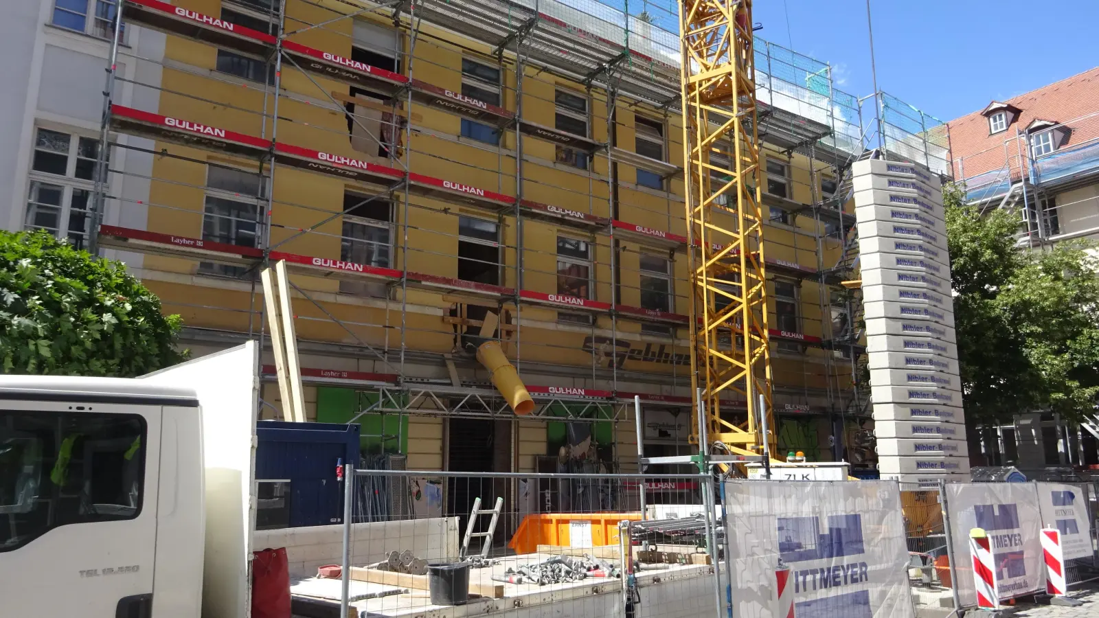 Am Montgelasplatz wird fleißig gewerkelt: Der Umbau zum Kaspar-Hauser-Zentrum für heilende Pädagogik geht voran. Ende 2023 soll das historische Ensemble grunderneuert sein. (Foto: Florian Pöhlmann)