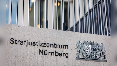 In dem Prozess sind zwei Heranwachsende angeklagt. Gegen einen Dritten wurde das Verfahren abgetrennt. (Symbolfoto) (Foto: Daniel Karmann/dpa)