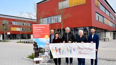 Stellten das Benefizgala-Projekt gemeinsam vor (von links): Kämmerer Ralph Meyer, Bürgermeisterin Dorina Jechnerer als Vorsitzende der Bürgerstiftung Herrieden, Hauptorganisator Dieter Bunsen sowie die Stiftungsbeiräte Elisabeth Geßler und Daniel Härtfelder vor der Realschule. (Foto: Werner Wenk)