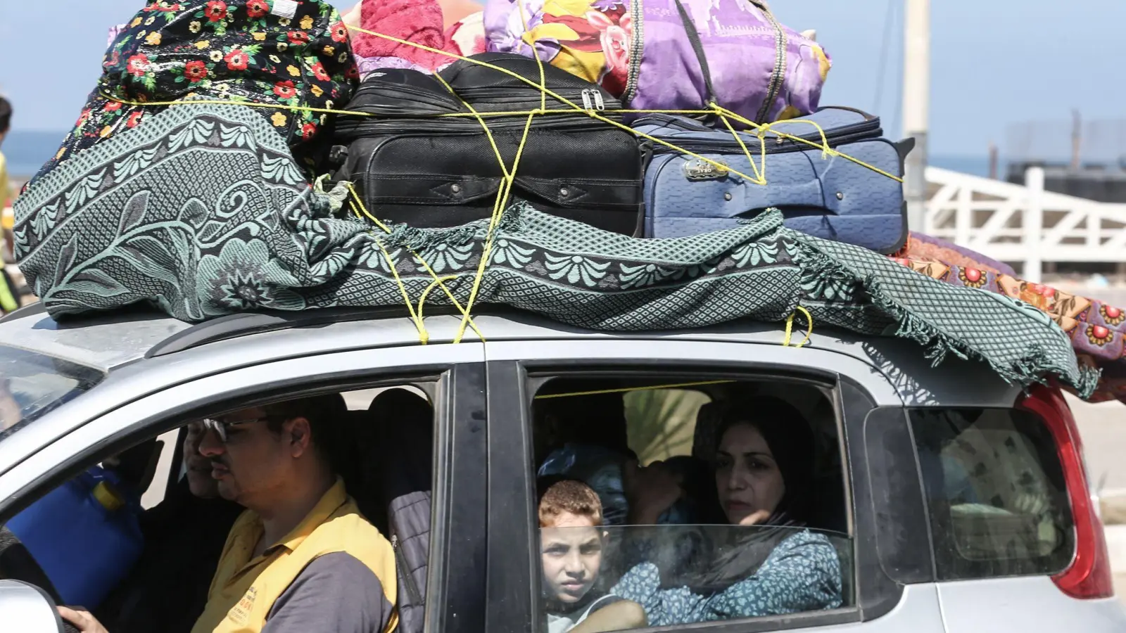 Palästinenser fliehen nach israelischen Luftangriffen in vermeintlich sicherere Gebiete. Das israelische Militär hat erneut zur Evakuierung von Zivilisten aus dem nördlichen Gazastreifen aufgerufen. (Foto: Mohammed Talatene/dpa)