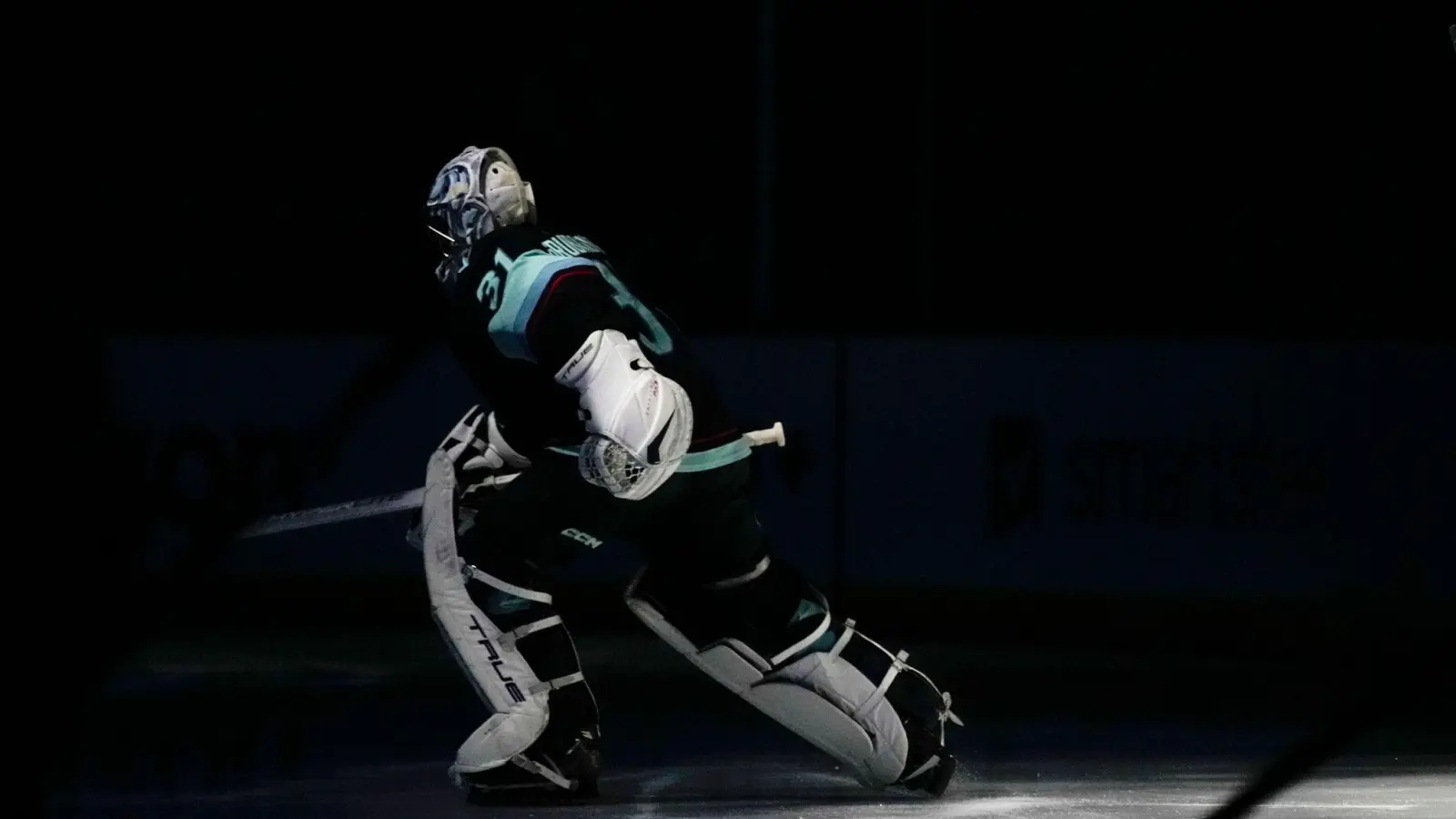 Seattles Torwart Philipp Grubauer hat sich mit seinem Team für die NHL-Playoffs qualifiziert. (Foto: Lindsey Wasson/AP)