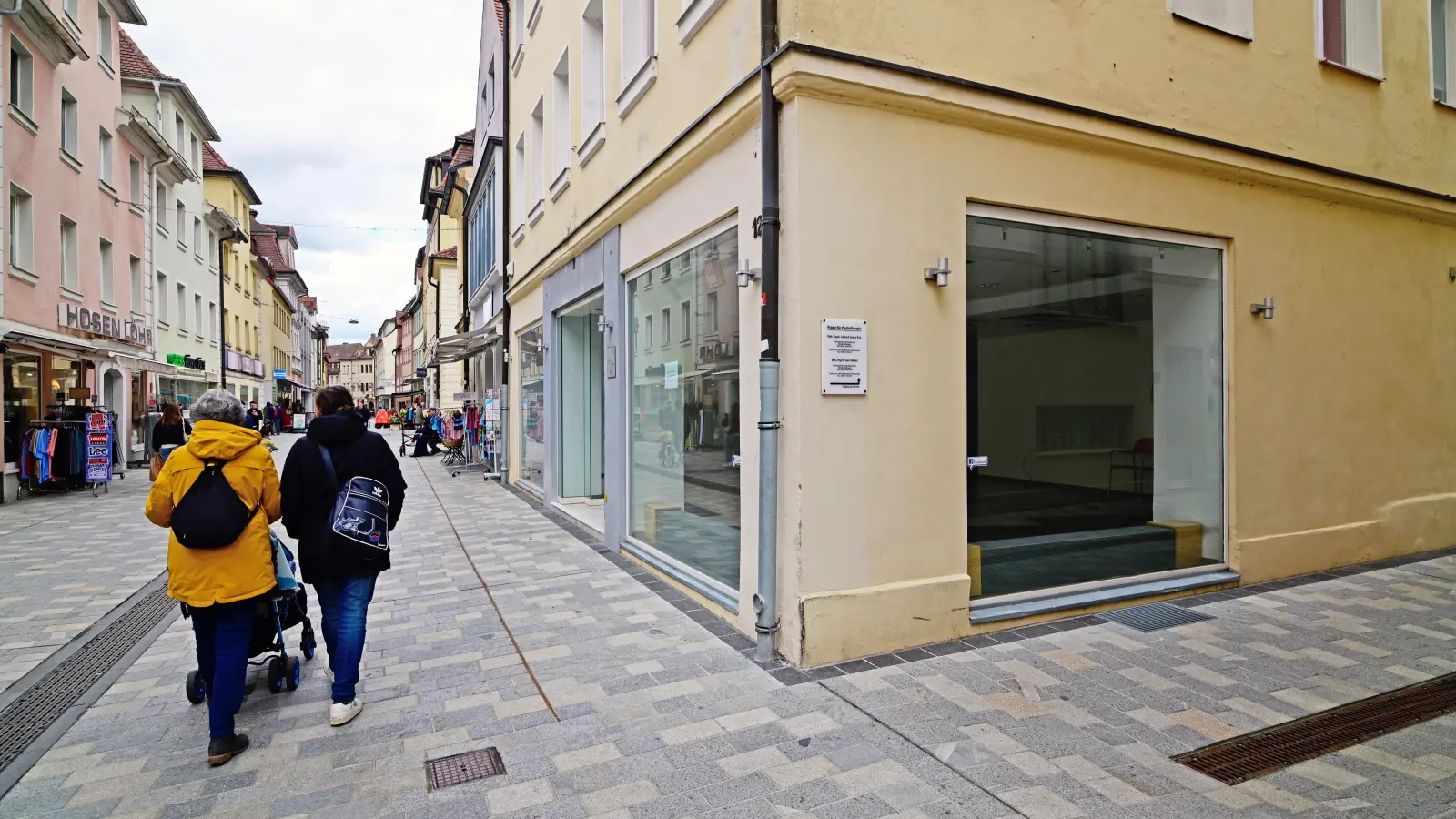 Das neue Granitpflaster hat den Flickenteppich von zugeteerten Baugruben schon seit Monaten ersetzt, doch immer noch stehen einige Läden in der Neustadt leer. (Foto: Anna Beigel)