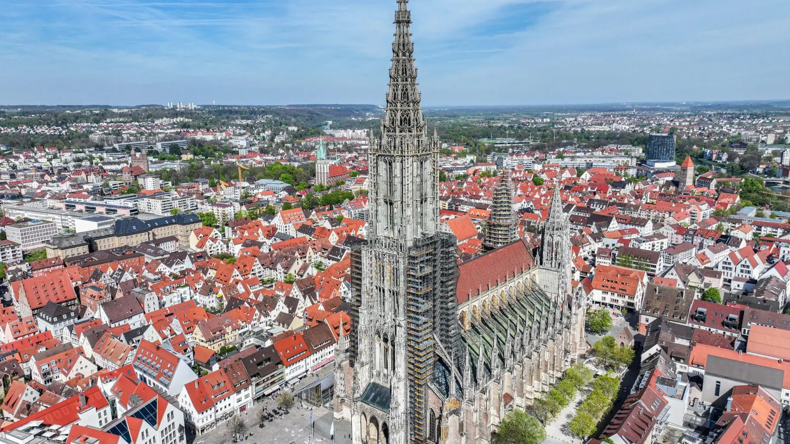 Ein Mann soll versucht haben eine Bibel im Ulmer Münster zu stehlen (Symbolfoto) (Foto: Jason Tschepljakow/dpa)