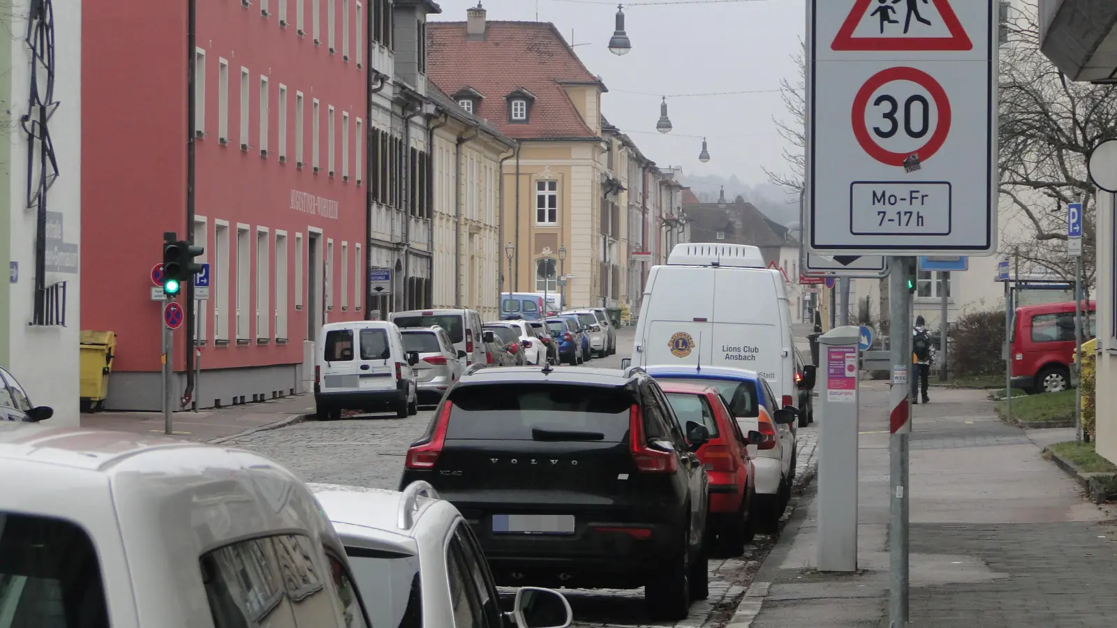 Die Karolinenstraße zwischen Karlsplatz und Bischof-Meiser-Straße: Auf dieser Tempo-30-Strecke dürfen Radler künftig auch in der Gegenrichtung fahren. (Foto: Winfried Vennemann)