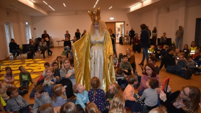 Das Nürnberger Christkind besuchte gestern die Bürgerhalle in Emskirchen, wo schon viele Mädchen und Jungen aus dem Haus für Kinder und den Kitas St. Marien und St. Kilian auf die Ankunft gewartet hatten. (Foto: Ute Niephaus)