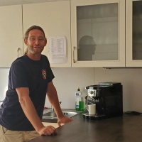 Dass sich Rainer Bullmer für das Foto neben die Kaffeemaschine stellte, sagt einiges aus: Nicht, dass der neue Amtsinhaber gerne Pausen macht, sondern, dass er großen Wert aufs persönliche Gespräch legt, und dass er dabei einen eher lockeren Umgang auf Augenhöhe bevorzugt. (Foto: Ulli Ganter)
