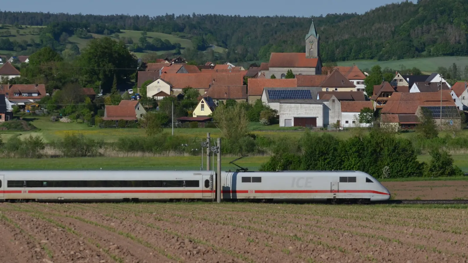 Ein ICE bei Oberlaimbach im Landkreis Neustadt/Aisch-Bad Windsheim: Für kurze Zeit können Fahrgäste im Nahverkehr nun auch Schnellzüge nutzen. (Foto: Johannes Hirschlach)