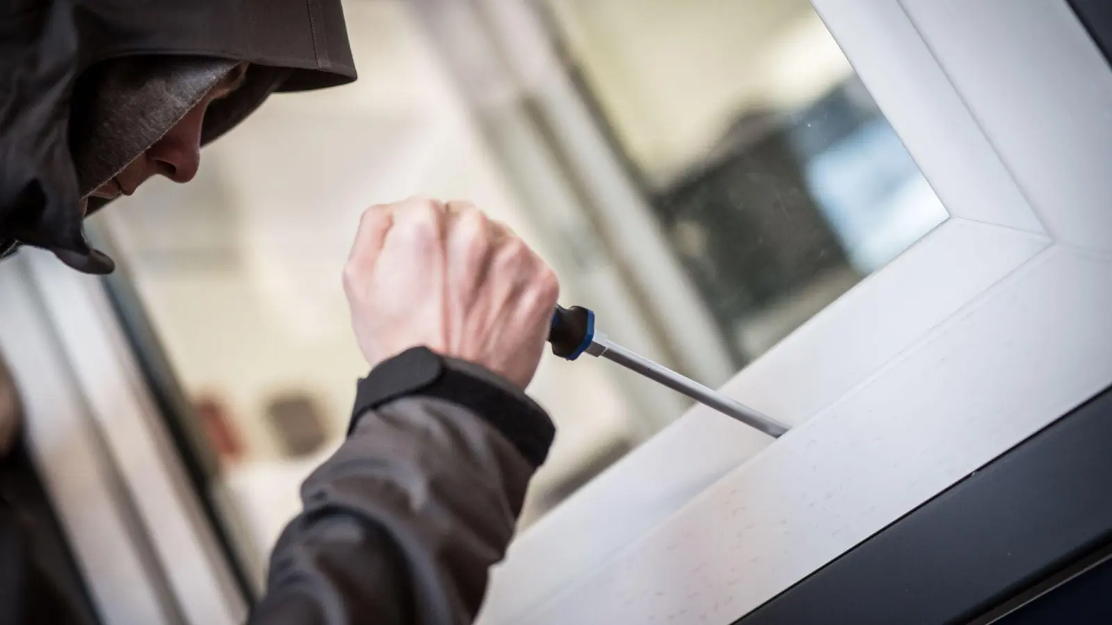 Dass sich ein Mann an einem Fenster eines Hotels in Wörnitz zu schaffen machte, fiel einer Anwohnerin auf. Der von ihr ausgelöste Polizeieinsatz erwies sich als Volltreffer. (Symbolbild: Frank Rumpenhorst/dpa)