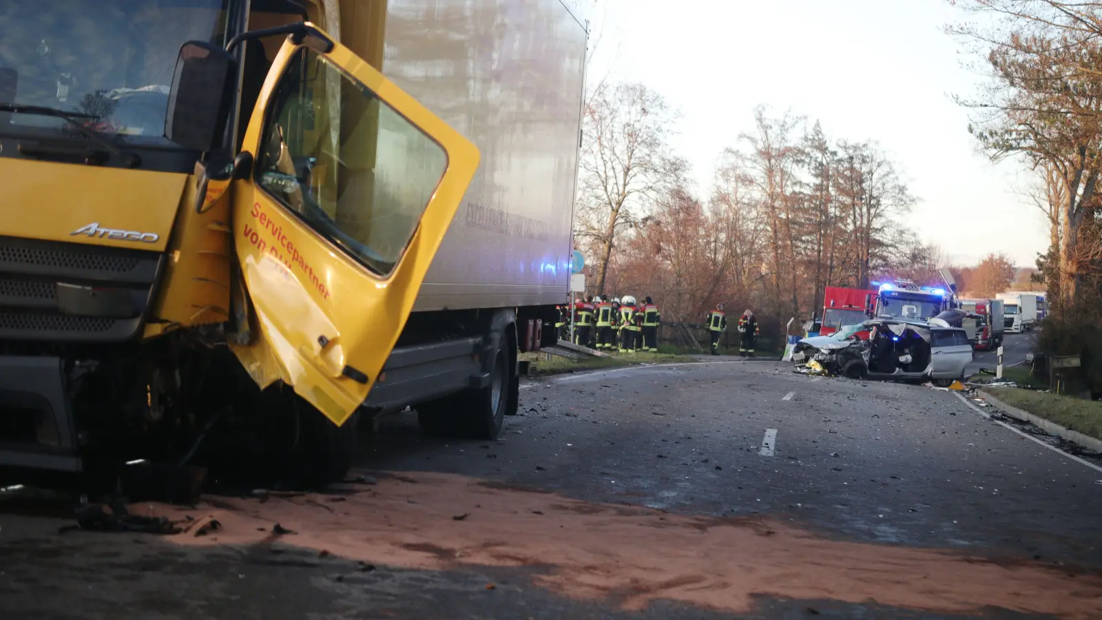 Der Autofahrer prallte auf der B25 frontal auf einen entgegenkommenen Lastwagen. (Foto: NEWS5/Markus Zahn)