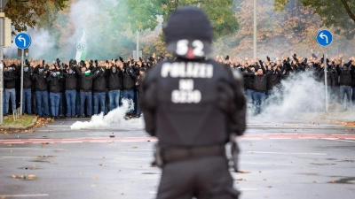 Immer wieder brisant: Das Niedersachsen-Derby zwischen Hannover und Braunschweig. (Archivbild) (Foto: Moritz Frankenberg/dpa)