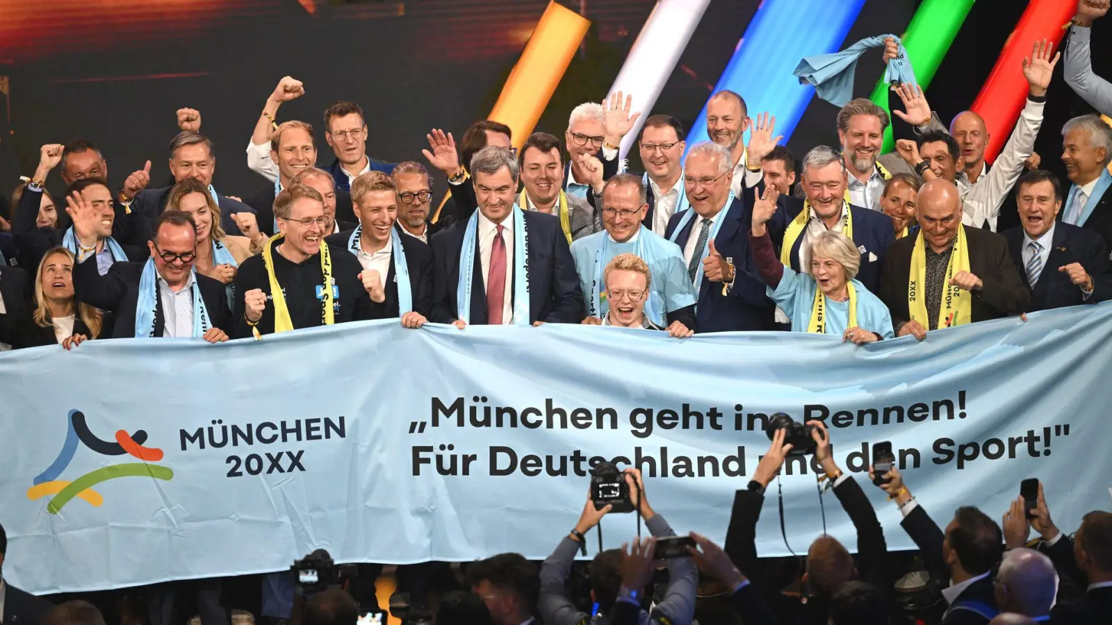 Die bayerische Delegation hat Grund zur Freude. (Foto: Marijan Murat/dpa)