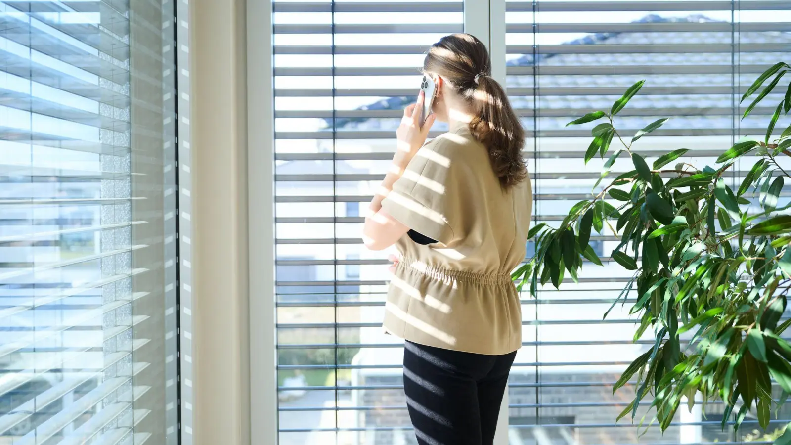 Immer mehr Arbeitnehmerinnen und Arbeitnehmer erhalten ein Diensthandy. (Foto: Annette Riedl/dpa)