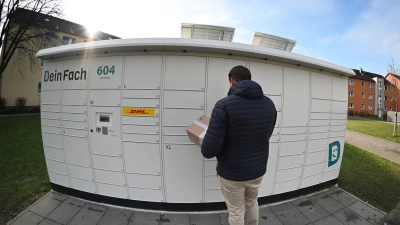 In Betrieb genommen: Der Geschäftsführer der DHL-Tochter DeinFach, Lukas Beckedorff, legt ein Paket in einen seiner Automaten. (Foto: Wolf von Dewitz/dpa)