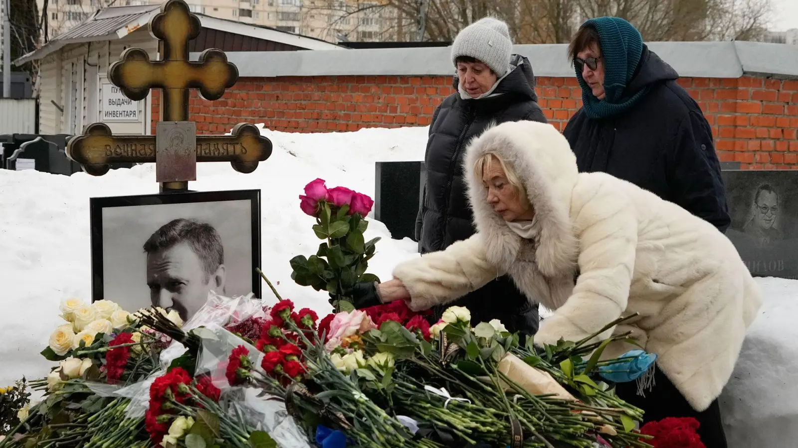 Angehörige des vor zwei Jahren im Straflager zu Tode gequälten Kremlgegners Alexej Nawalny haben am Grab des russischen Oppositionsführers Blumen niedergelegt. (Foto: Alexander Zemlianichenko/AP/dpa)