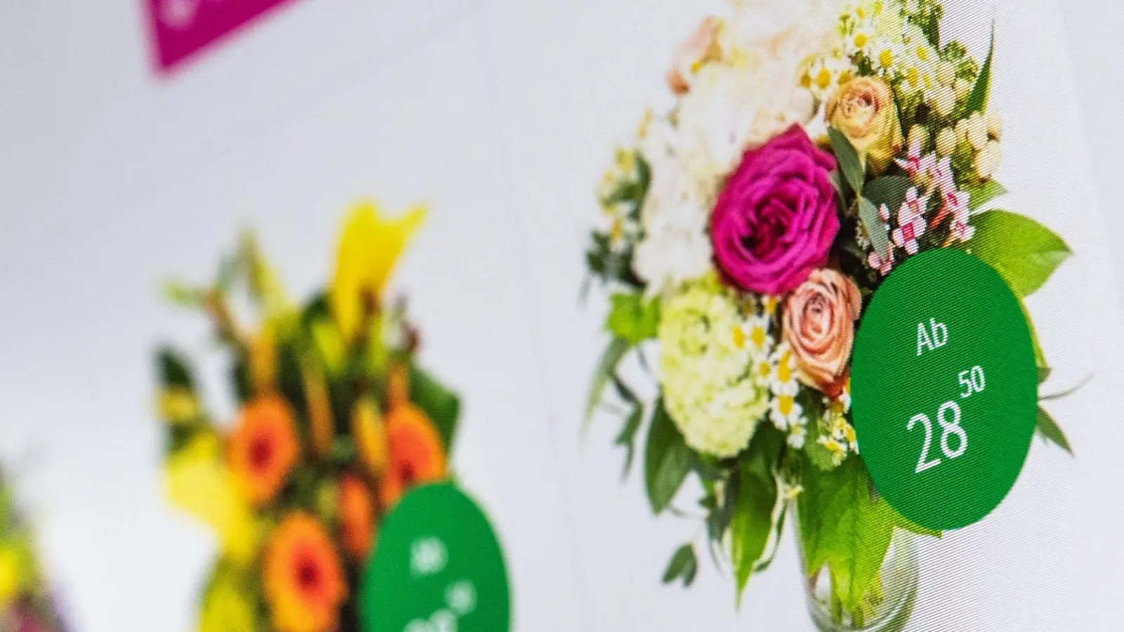 Blumensträuße überreicht man am besten persönlich. Geht das nicht, bieten sich Online-Shops an. (Foto: Franziska Gabbert/dpa-tmn)