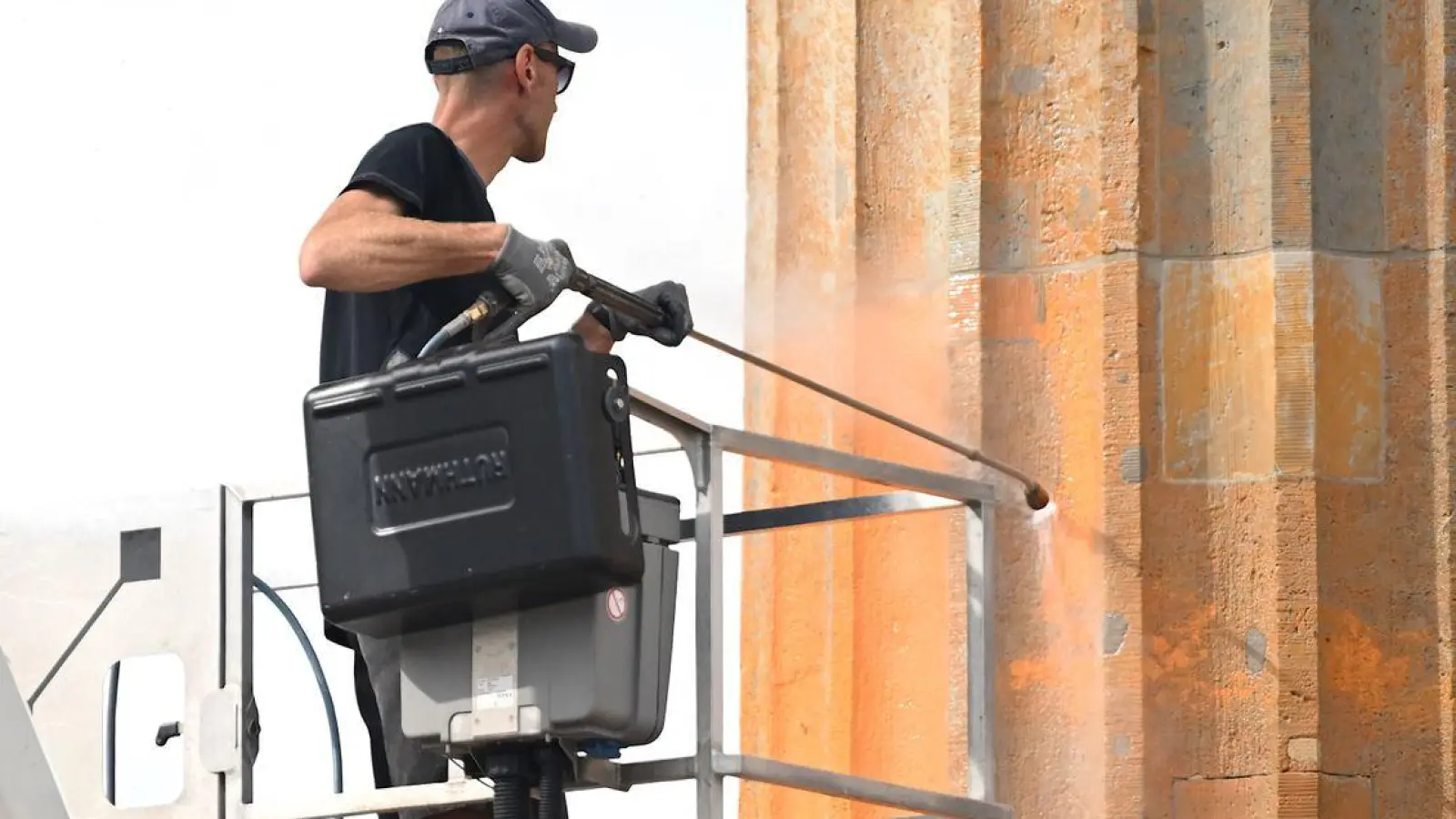 Reinigungsarbeiten nach dem Farbanschlag: Mitglieder der Letzten Generation hatten am 17. September 2023 das symbolträchtige Wahrzeichen besprüht. (Foto: Britta Pedersen/dpa)