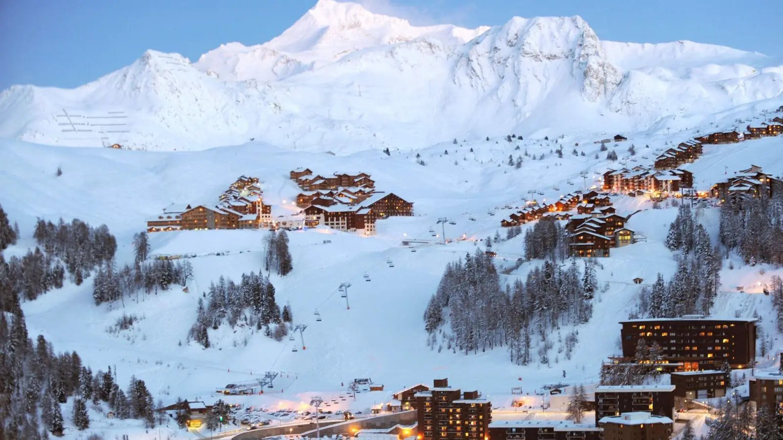 Bei Lawinenabgängen in den französischen Alpen, darunter im Skigebiet La Plagne, gab es Tote. (Archivbild) (Foto: Jean-Pierre Clatot/AFP/dpa)