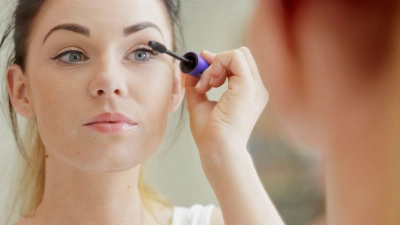 Schönes Make-up braucht auch das richtige Licht - am besten schattenlos und blendfrei. (Foto: Monique Wüstenhagen/dpa-tmn)