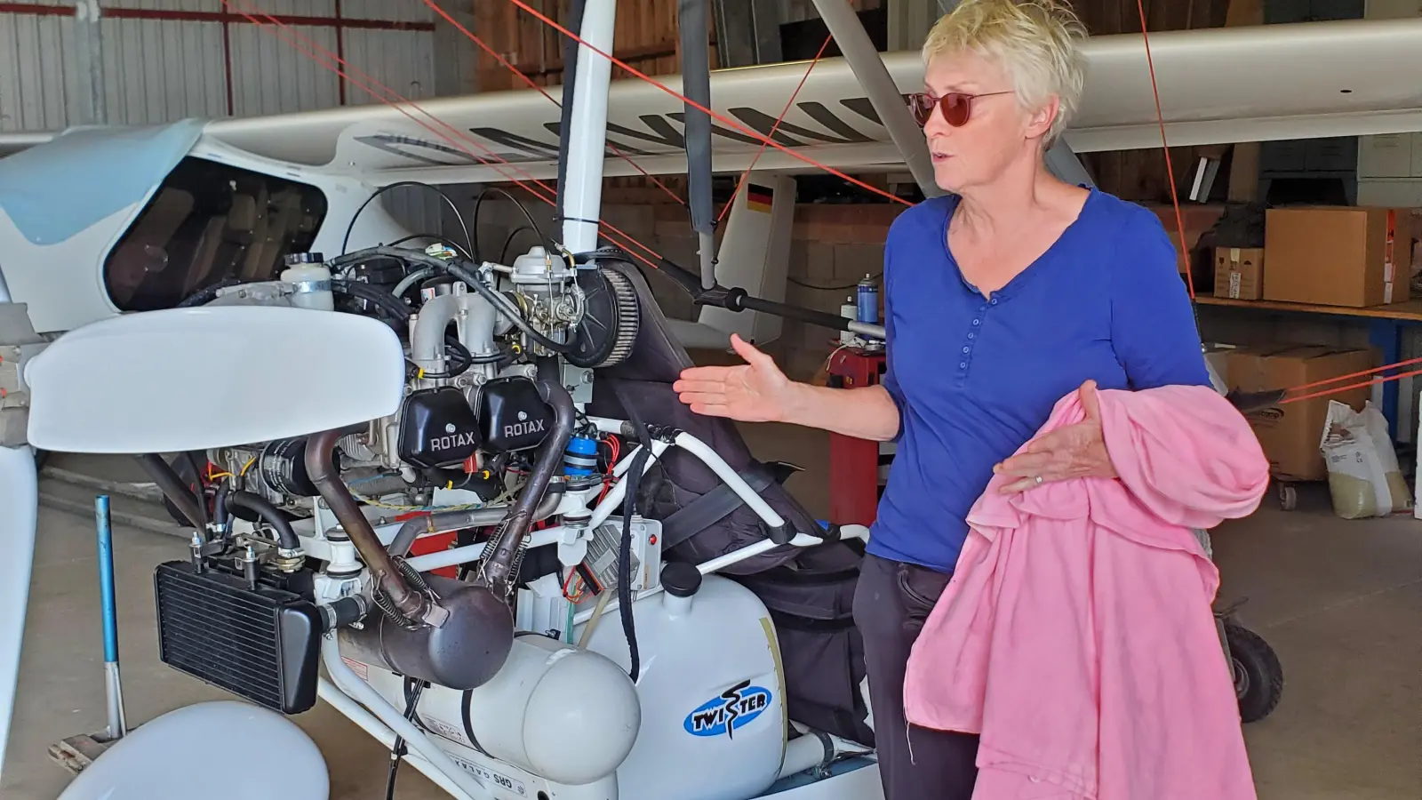 Die offenen Trikes erinnern noch ein bisschen an Geräte aus der frühen Fluggeschichte, doch dieses hier, das Inge Rahn präsentiert, ist mit einem Viertaktermotor hochmodern. (Foto: Ulli Ganter)