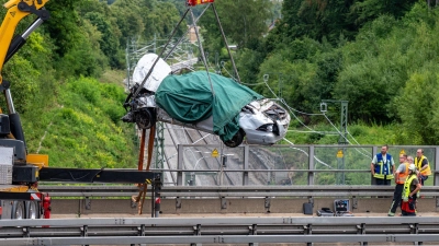 Drei Menschen sind bei einem schweren Unfall auf der Autobahn 3 in der Oberpfalz ums Leben gekommen, als ihr Wagen von der Fahrbahn abkam und auf eine Bahnstrecke geriet. (Foto: Armin Weigel/dpa)