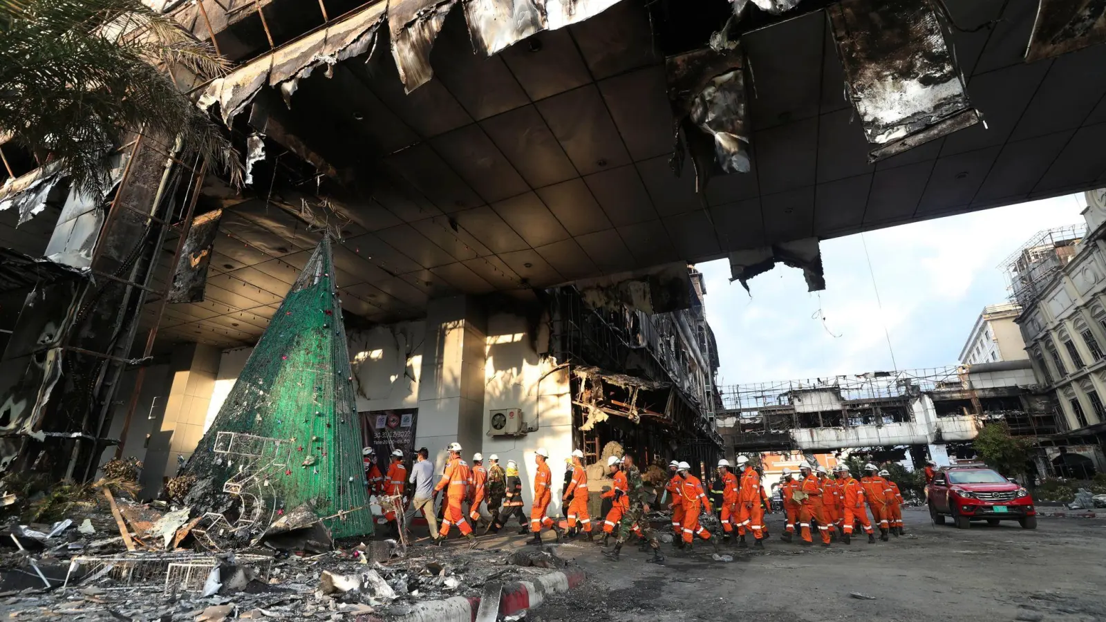 Kambodschanische und thailändische Rettungsexperten im Einsatz. (Foto: Heng Sinith/AP/dpa)