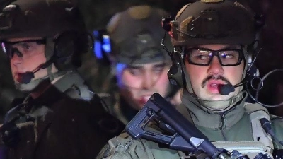 Nachbarn der Universität wurden aufgefordert, ihre Häuser nicht zu verlassen. (Foto: Steven Senne/AP/dpa)