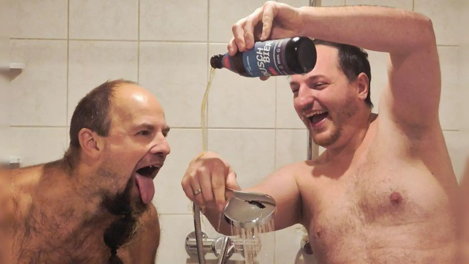 Christian Zwanzger (links) und David Hertl haben die Duschbier-Challenge schon absolviert und ihre bierige Duschsession fotografisch verewigt. (Foto: Karl Zwanzger)