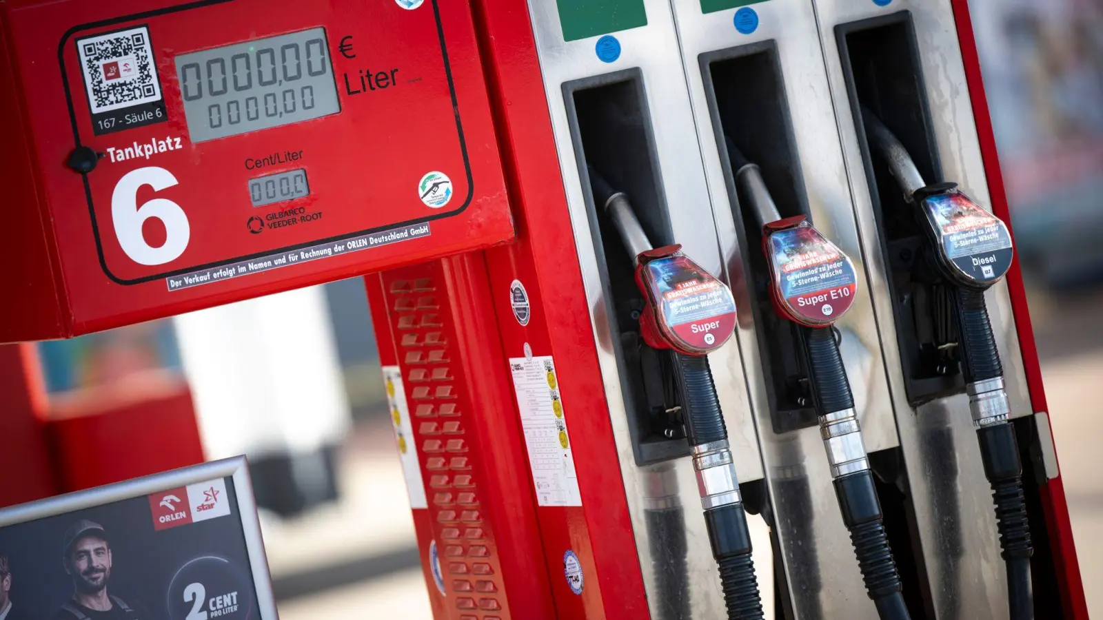 Auch am dritten Tag mit neuer Regel zeigt sich: Die Tankstellenbetreiber nutzen die Möglichkeit, um 12.00 Uhr die Preise zu erhöhen, weiterhin für deutliche Aufschläge. (Archivbild) (Foto: Philip Dulian/dpa)