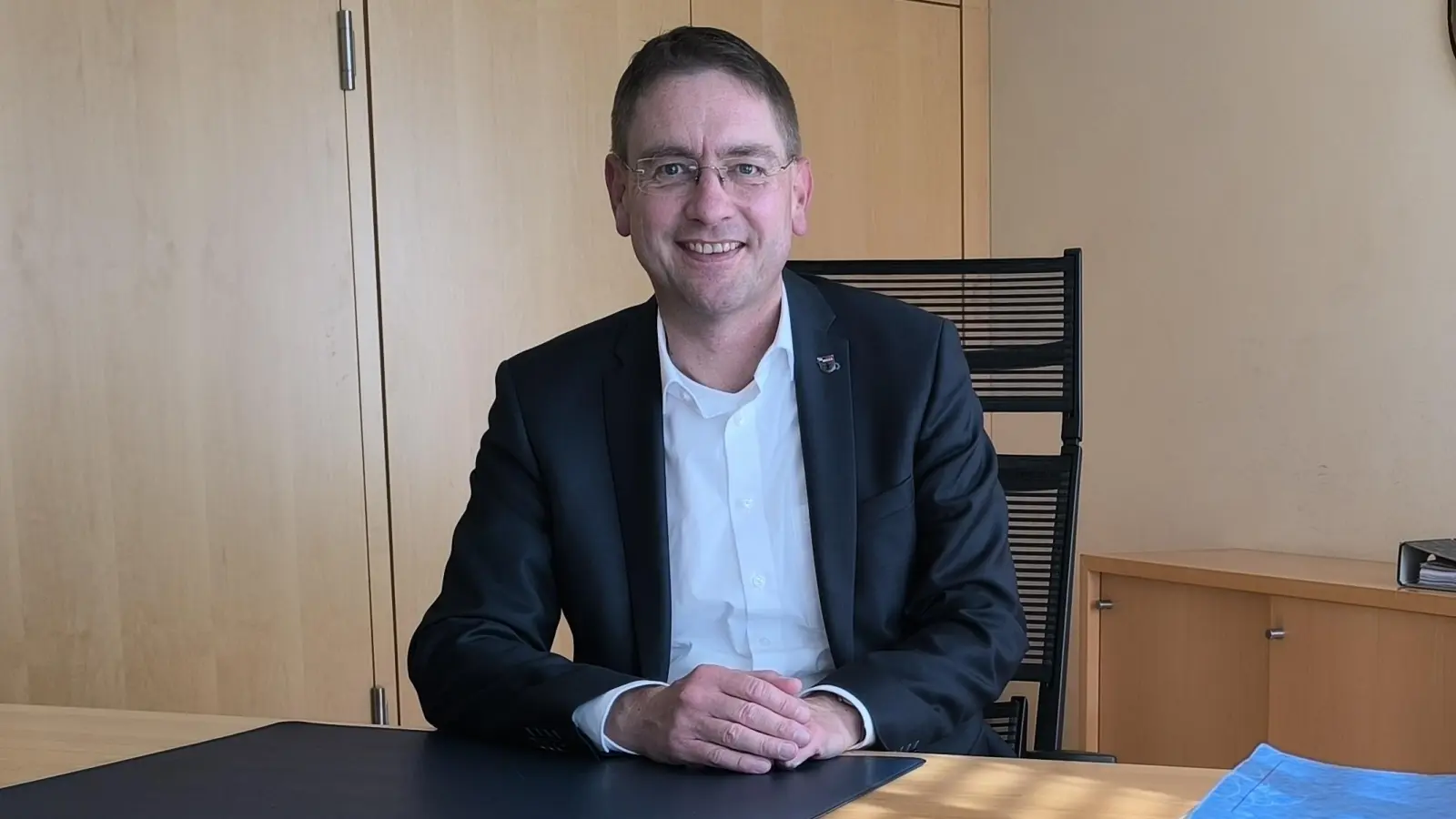 Nur noch wenige Tage führt Dr. Jürgen Ludwig der tägliche Weg in sein Büro im Landratsamt.  (Foto: Thomas Schaller)