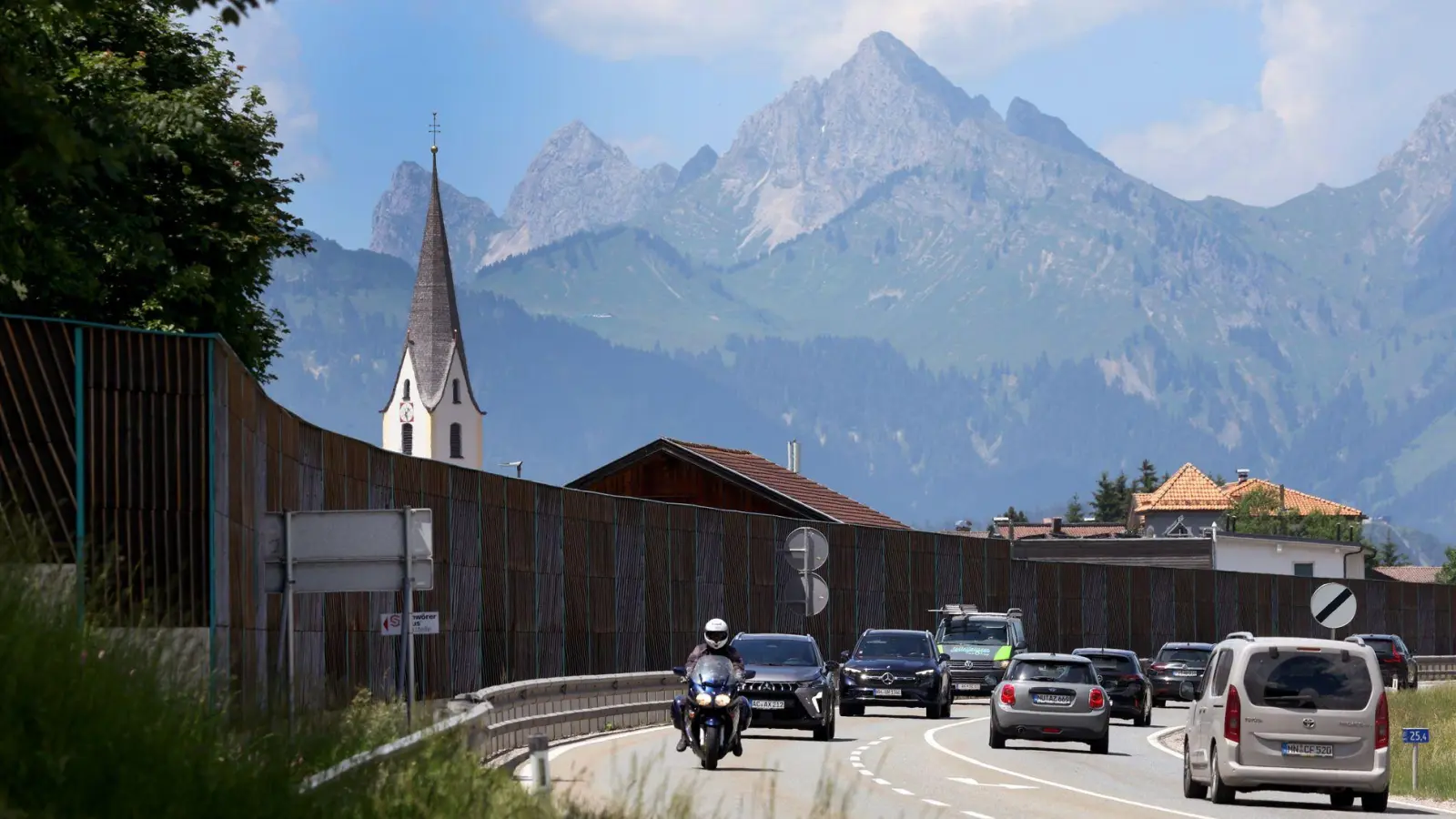 Anwohner demonstrieren gegen die Verkehrsbelastung auf der Fernpassstraße. (Archivbild) (Foto: Karl-Josef Hildenbrand/dpa)