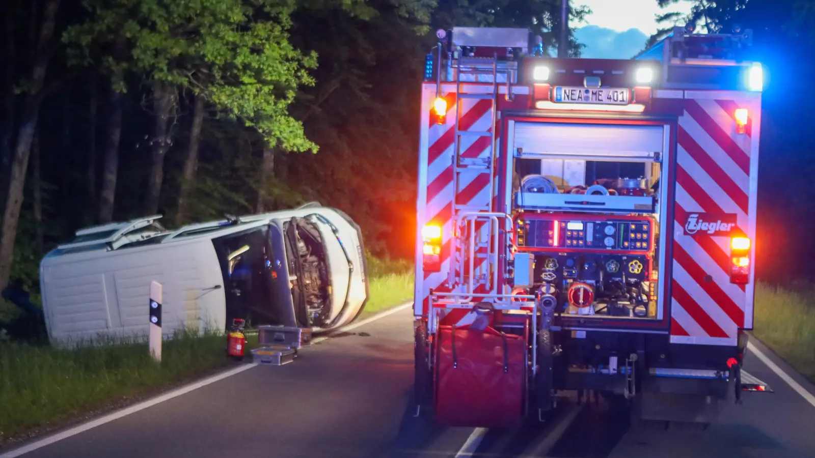 Durch den Zusammenstoß kippt eines der Fahrzeuge am Freitagabend in der Nähe von Markt Erlbach um. (Foto: NEWS5 / Felix Besold)
