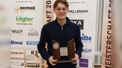 Bundessieger Niklas Koch mit dem Siegerpokal. (Foto: Ludwig Memhardt)