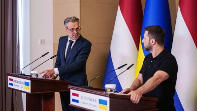 Der ukrainische Präsident Wolodymyr Selenskyj fordert bei einem Treffen mit dem niederländischen Regierungschef Dick Schoof erneut die Freigabe von reichweitenstarken Waffen für Schläge gegen russischen Hinterland. (Foto: Evgeniy Maloletka/AP/dpa)