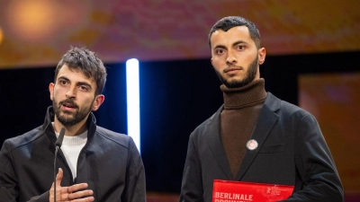 Yuval Abraham und Basel Adra wurden nach der Vorstellung von „No Other Land“ in die Akademie der Künste digital zugeschaltet. (Archivbild)  (Foto: Monika Skolimowska/dpa)