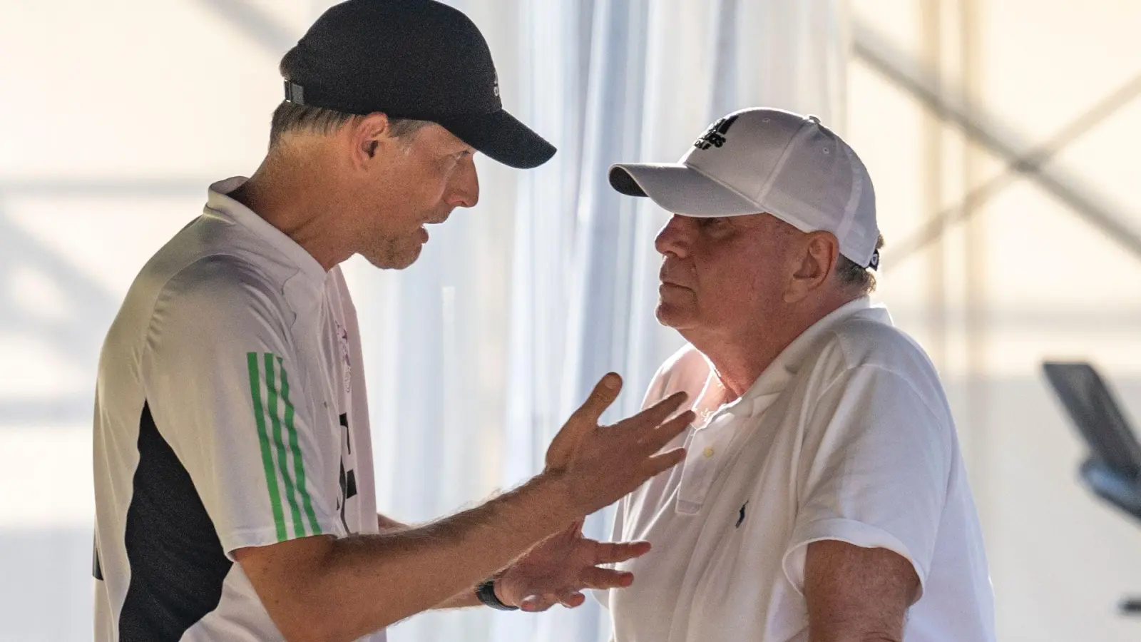 Uli Hoeneß (r) teilt weiter gegen Bayerns Ex-Trainer Thomas Tuchel aus. (Archivbild) (Foto: David Inderlied/dpa)