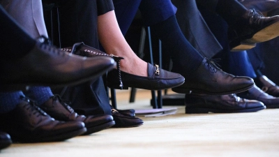 In der Minderheit unter Männern: Gerade in Führungspositionen sind Frauen noch oft unterrepräsentiert - auch im öffentlichen Dienst. (Symbolbild) (Foto: Bernd von Jutrczenka/dpa)