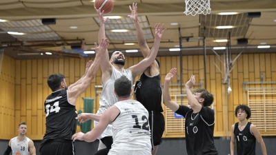 Nicht nur Nedal Jenniat (in weiß am Ball), vor allem Johannes Richter (vorne) wurde unter den Körben heftig von den Schwabingern (in schwarz v. l. Nick Freer, William- Miklic und Joshua Greene) bearbeitet. Beide mussten in der Schlussphase mit fünf Fouls selbst vom Feld. (Foto: Martin Rügner)